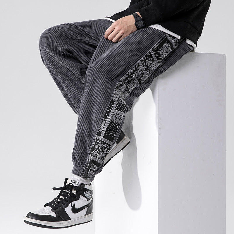 Herren nan Cord-Jogger mit Bandana-Seiteneinsatz, elastischem Bund, schmal zulaufender Knöcheln und geripptem Strukturstoff Echo Archiv