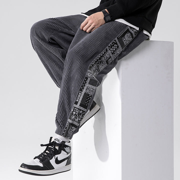 Herren nan Cord-Jogger mit Bandana-Seiteneinsatz, elastischem Bund, schmal zulaufender Knöcheln und geripptem Strukturstoff Echo Archiv