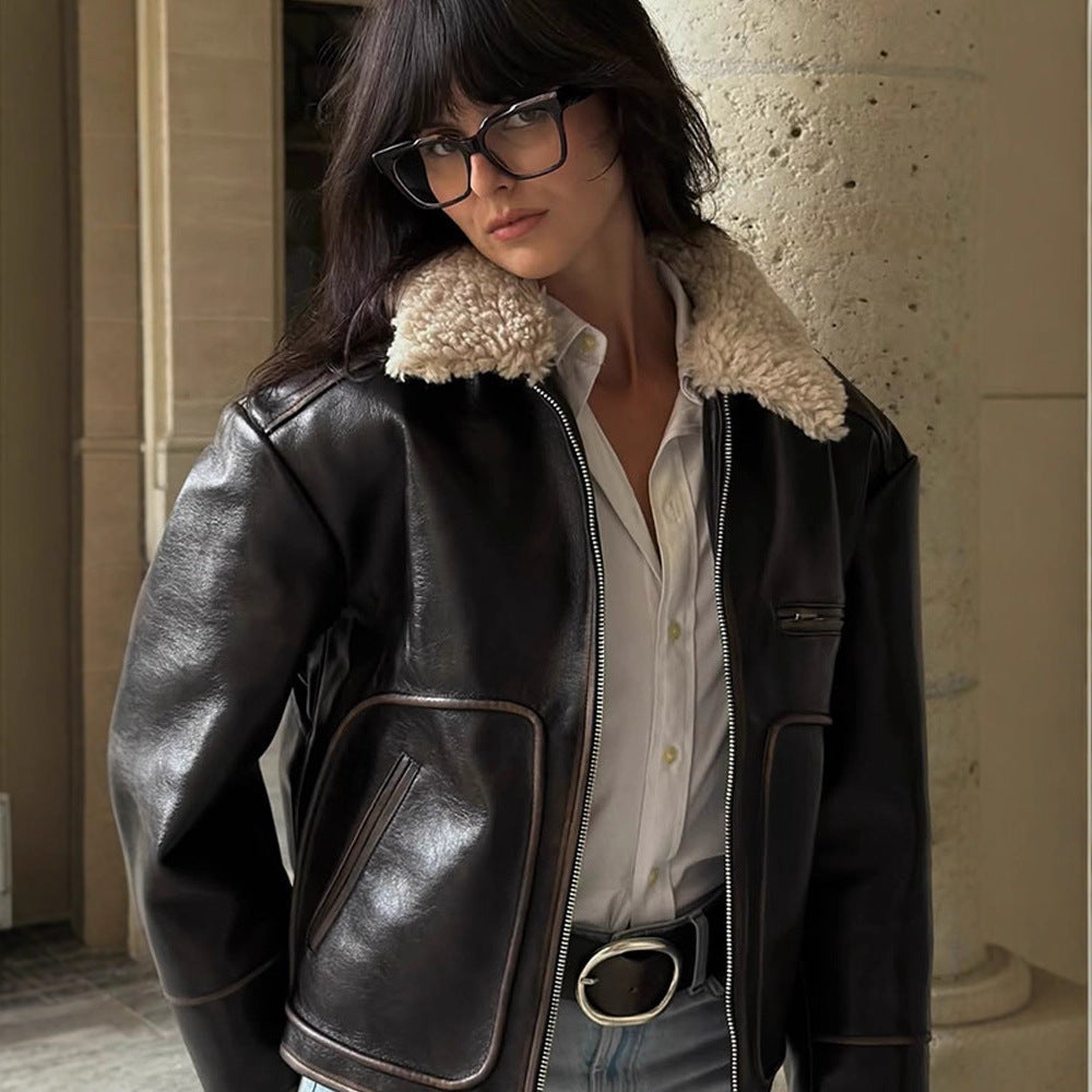 Damen Kurz geschnittene Lederimitat‑Fliegerjacke mit voluminösem Teddy‑Schalkragen und markanten Ziernähten Echoarchiv