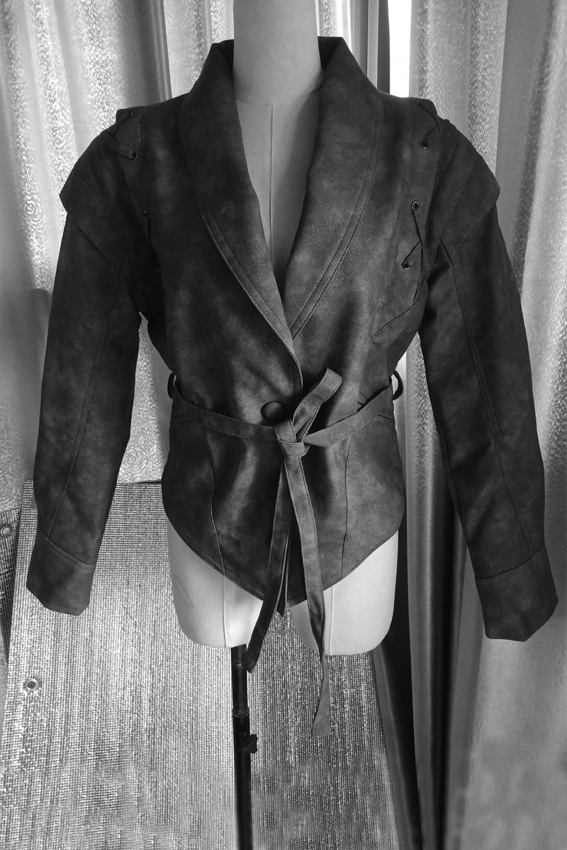 Damen taillierter Kunstleder-Blazer mit Schalkragen, Schnürdetails an der Schulter und Bindegürtel – Célinea