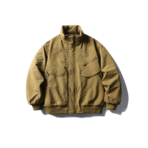 Herren Boxy-Utility-Bomberjacke mit hohem Stehkragen, verdeckter Frontblende und Zip-Brusttasche Echoarchiv