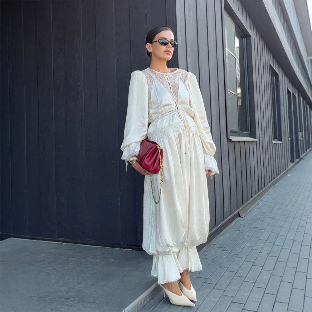 Damen Einteiliger Satin-Overall mit Spitzen‑Yoke, Puffärmeln und voluminöser Haremshose Echoarchiv