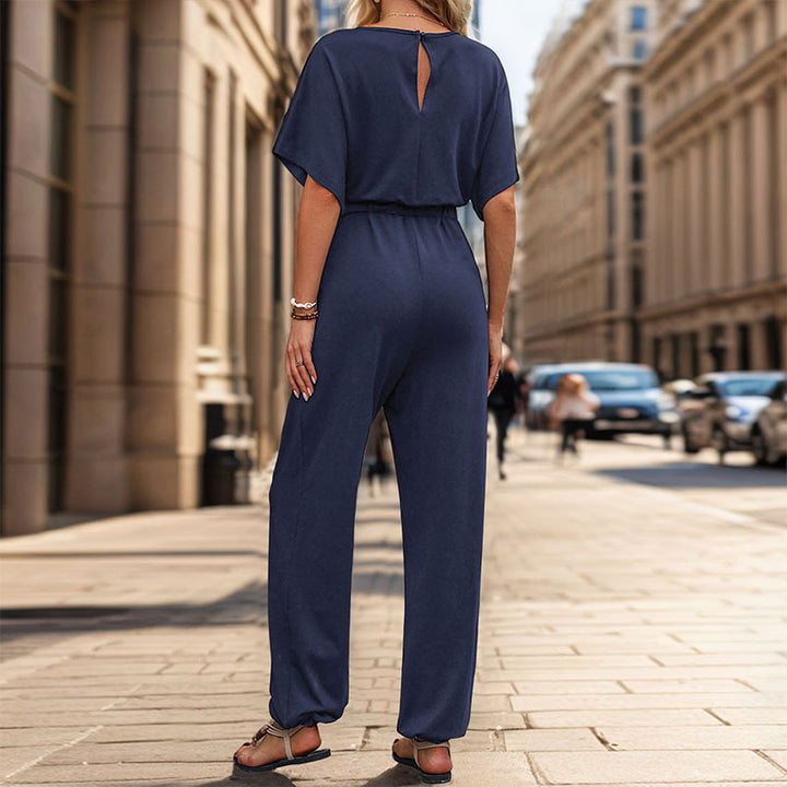 Damen Lässiger Jumpsuit mit Taillen-Smock, kurzem Fledermausärmel und elastischem Knöchelabschluss – Solévia