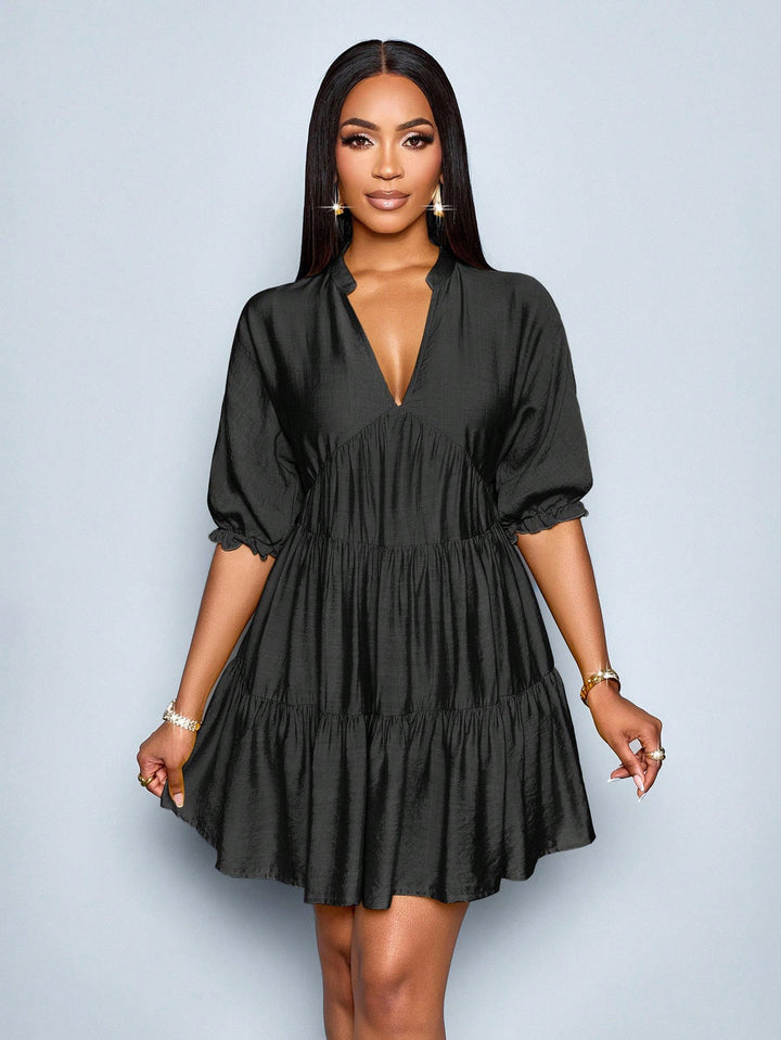 Damen Stufiges Mini‑Kleid mit V‑Ausschnitt und gerafften Dreiviertelärmeln Echo Archiv