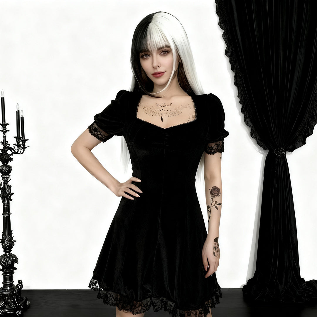 Damen Verspieltes Mini-Kleid mit Puffärmeln und zarter Spitze Echo Archiv