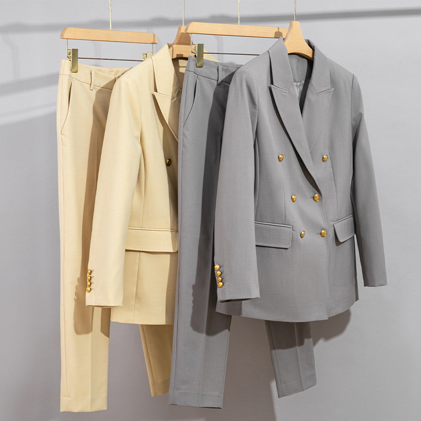 Damen Doppelreihiger Tailoring-Blazer mit Goldknöpfen und figurformenden Abnähern Echoarchiv