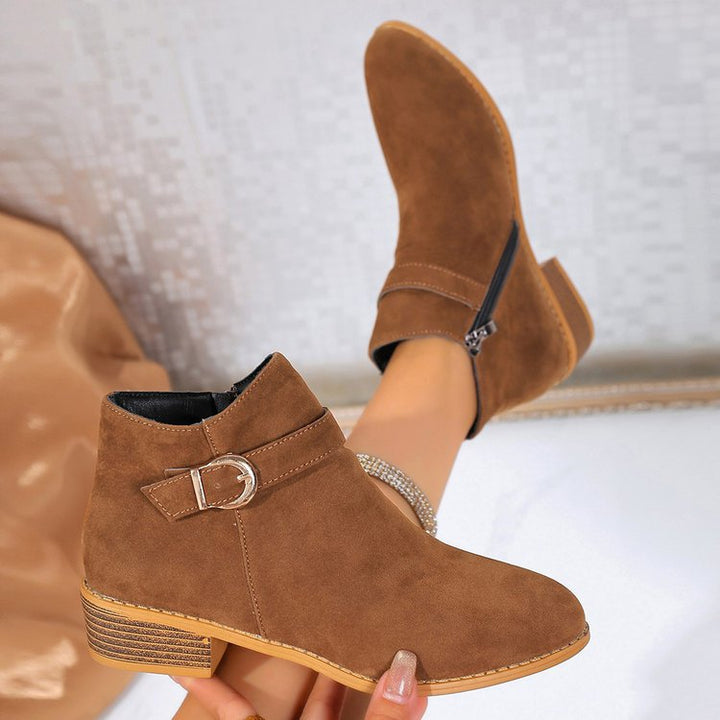 Damen Veloursleder-Ankle-Boots mit seitlichem Reißverschluss, Zier-Schnalle und niedrigem Blockabsatz – Varelle