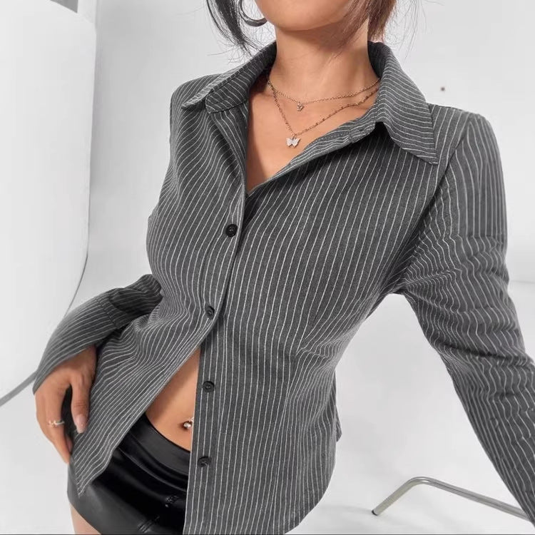 Damen Taillierte Nadelstreifen-Bluse mit ausgestellten Manschetten – Élovi