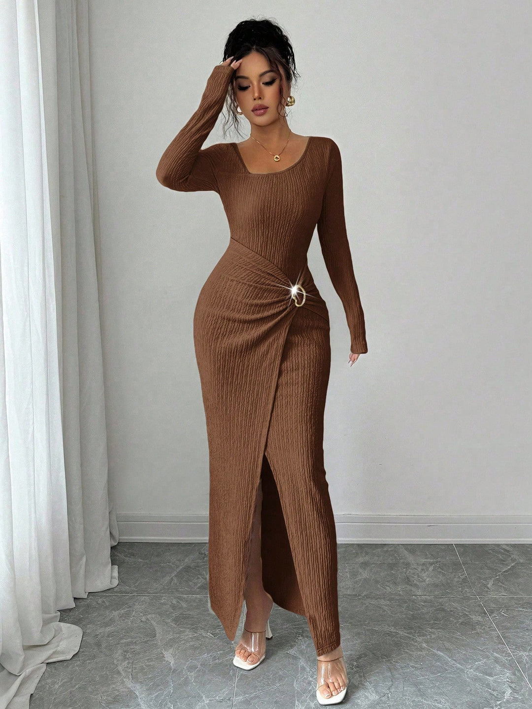 Damen nan figurbetontes Maxikleid aus geripptem Strick mit Wickeldetail und Schlitz Echo Archiv