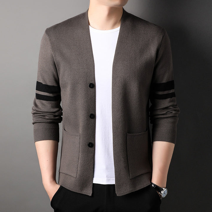 Herren modische Strickjacke mit eleganten Kontraststreifen und praktischen Taschen Echoarchiv