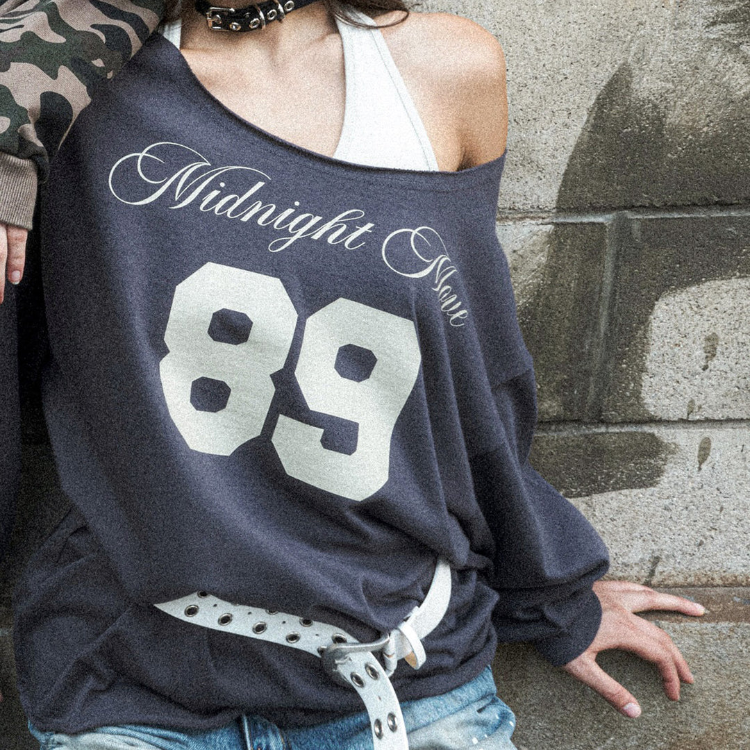 Damen nan Oversized-Sweatshirt im Off-Shoulder‑Stil mit Vintage‑Frontprint und ausgestelltem Saum Echo Archiv