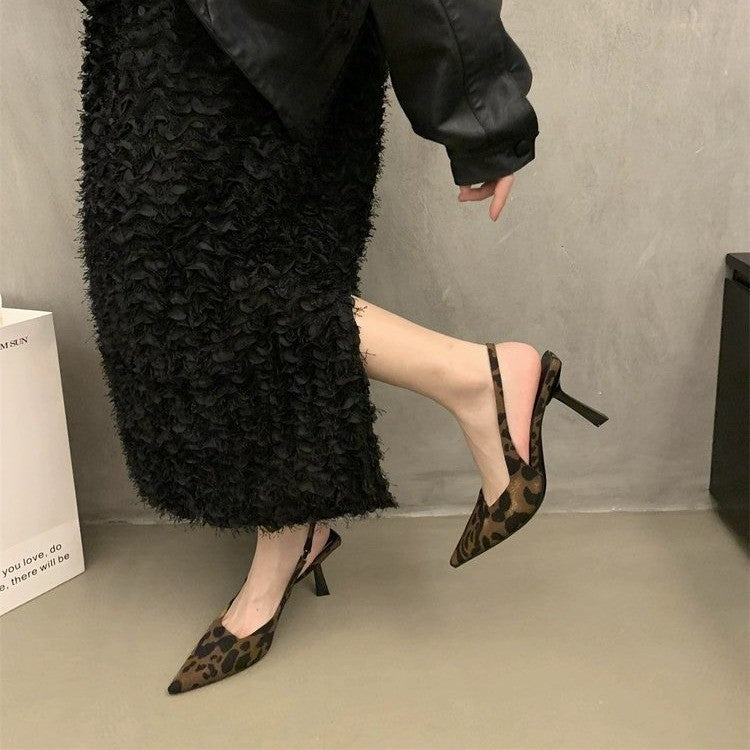 Damen Spitz zulaufende Slingback-Pumps mit niedrigem Stiletto-Absatz und Lackfinish – Lioré