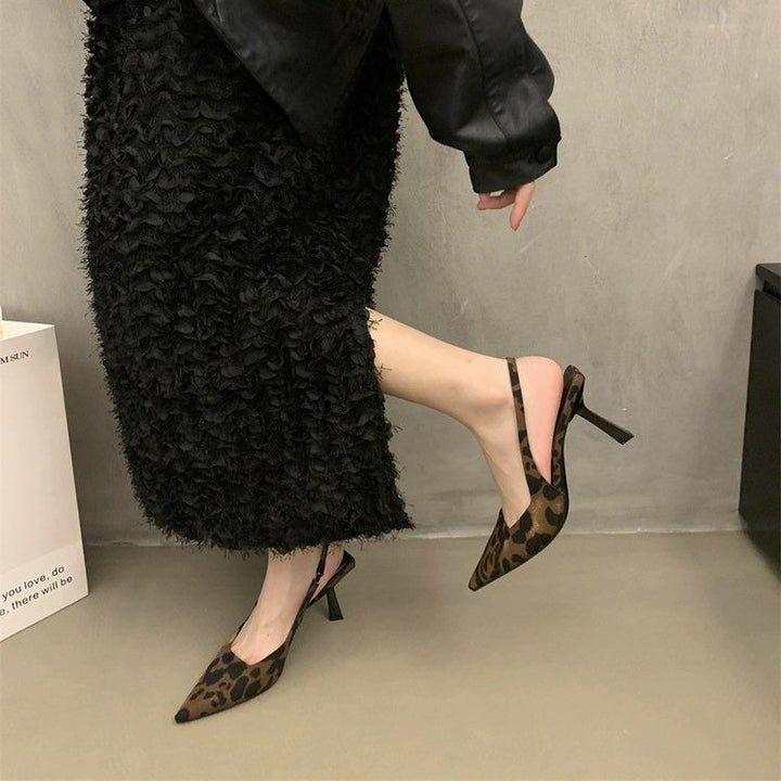 Damen Spitz zulaufende Slingback-Pumps mit niedrigem Stiletto-Absatz und Lackfinish – Lioré