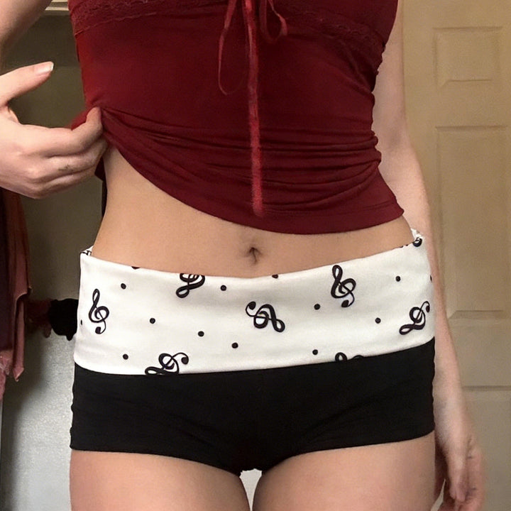 Damen Bade-Shorts mit verspieltem Notenmuster und bequemem Bund Echo Archiv