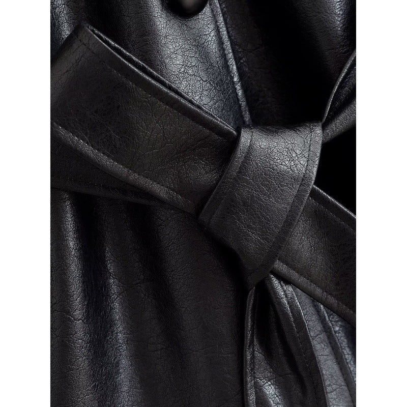 Damen Taillierte Utility‑Jacke aus Kunstleder mit Stehkragen, aufgesetzten Brusttaschen und Bindegürtel Echo Archiv