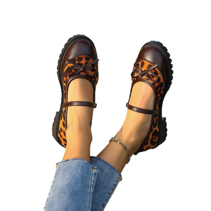 Damen Vintage-inspirierte Mary-Jane Ballerinas mit Leopardenvelours, Zierschleife und profilierter Gummisohle – Lioré