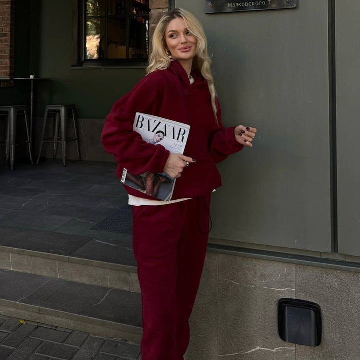 Damen kuscheliges Sweat-Set mit extralangem Kapuzenpullover, verdeckter Kängurutasche und schmal zulaufender Bündchenhose – Avérine
