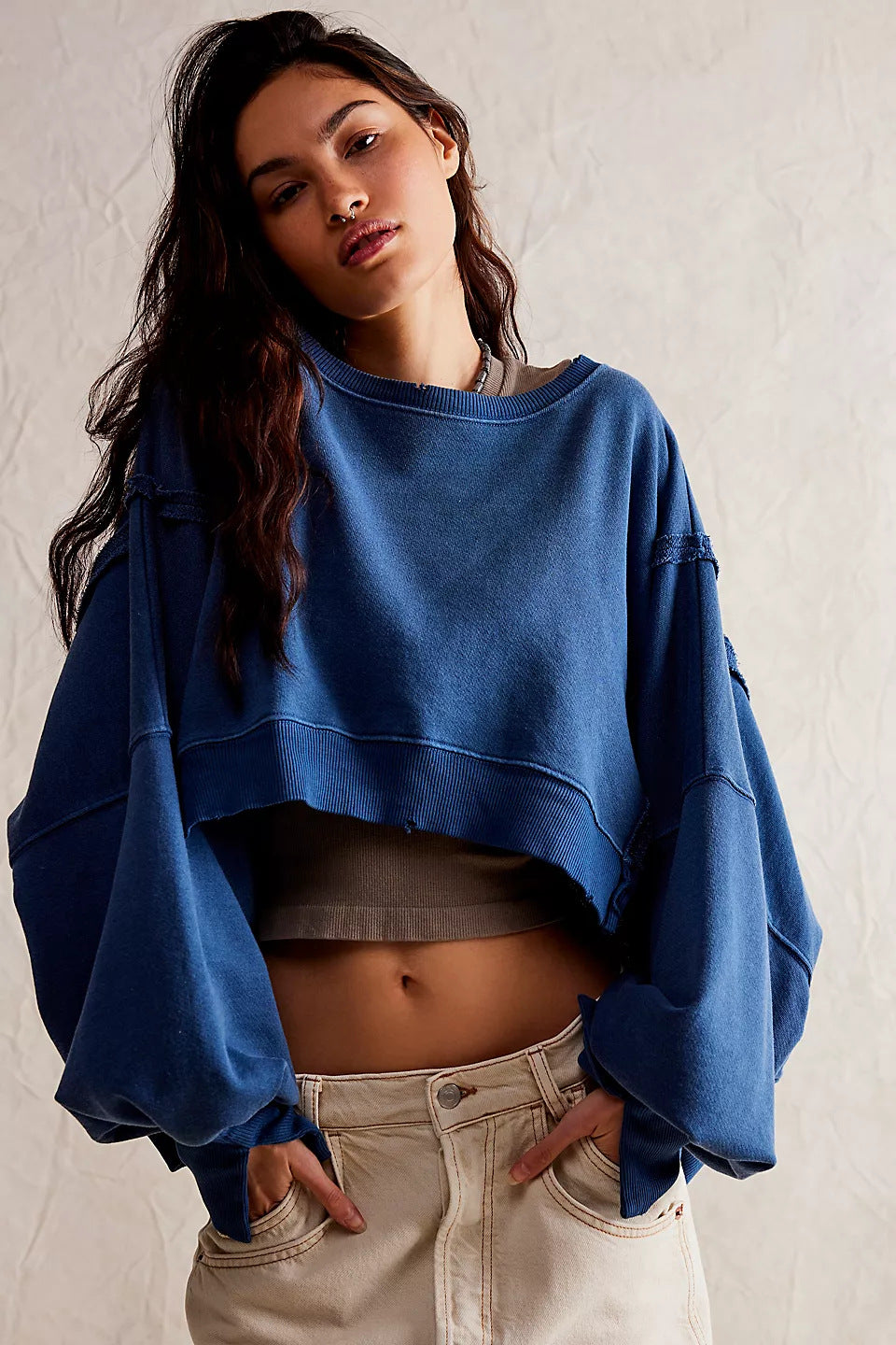 Damen cropped Oversize-Sweatshirt mit Daumenloch, fransigem Saum und weitem Raglanärmel – Avérine