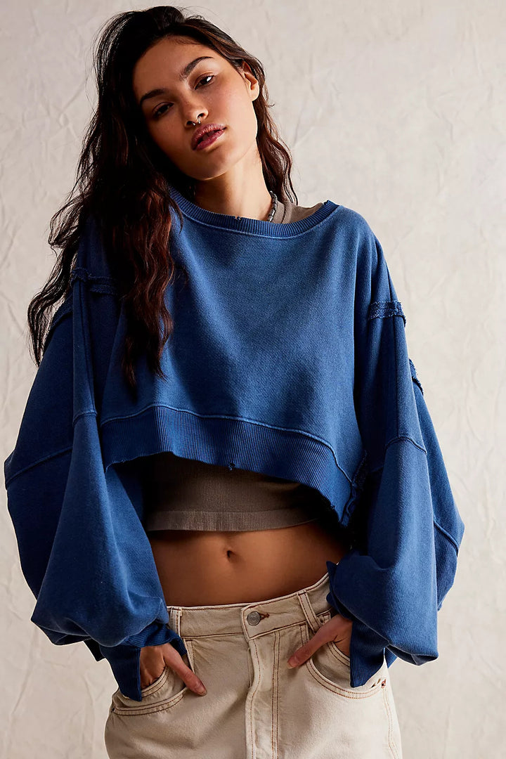 Damen cropped Oversize-Sweatshirt mit Daumenloch, fransigem Saum und weitem Raglanärmel – Avérine