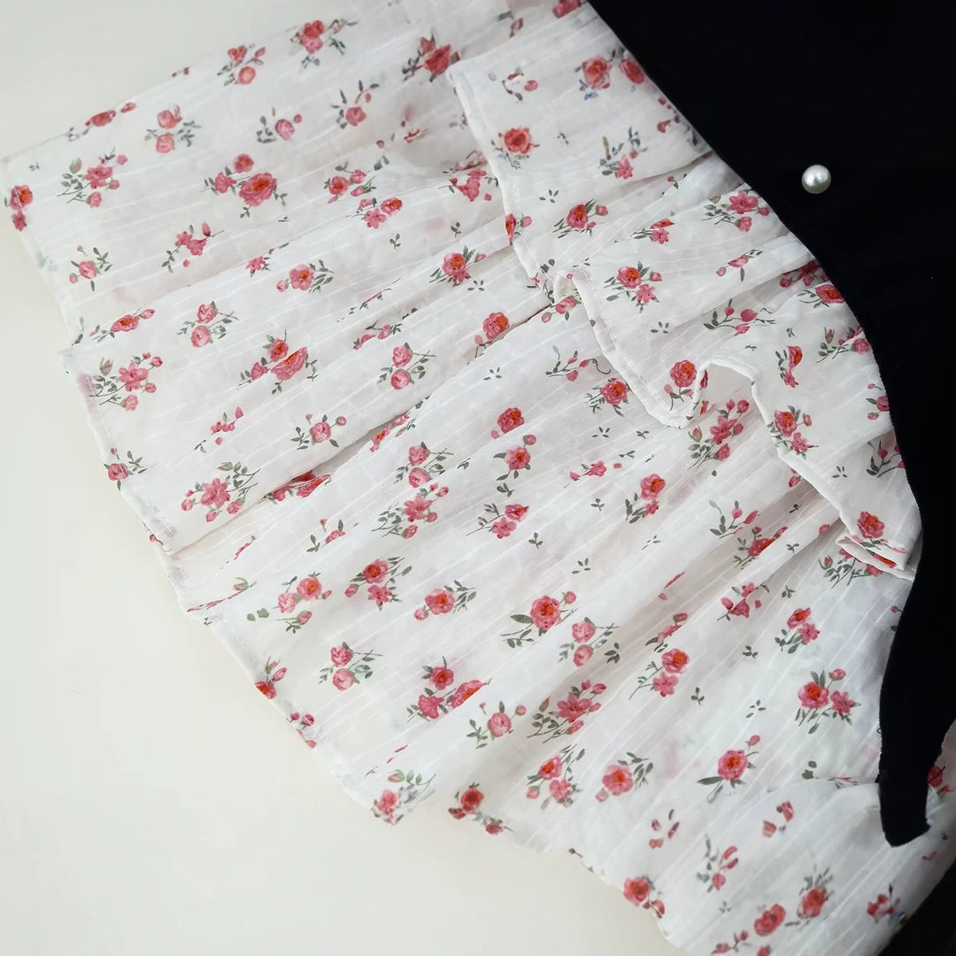 Damen Samt-Cropped-Jacke mit spitzem Schößchen, Perlenknopfleiste und Rüschenärmeln Echo Archiv