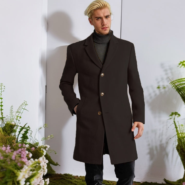 Herren eleganter Langmantel mit goldenen Knöpfen und klassischem Schnitt Echoarchiv