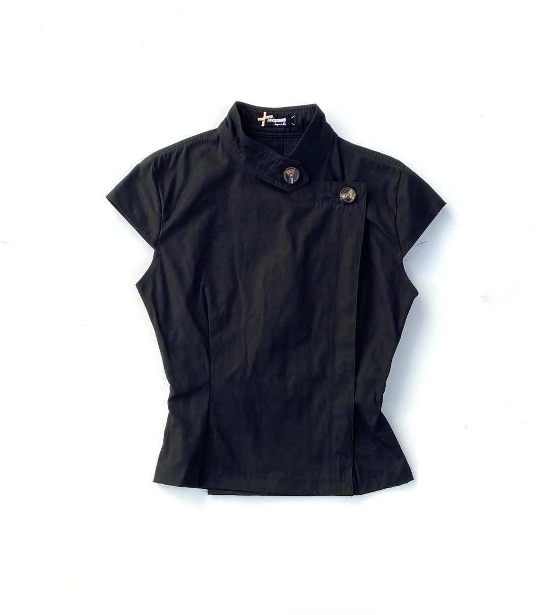 Damen Modisches Kurzarmshirt mit Stehkragen und dezenten Knopfdetails Echo Archiv