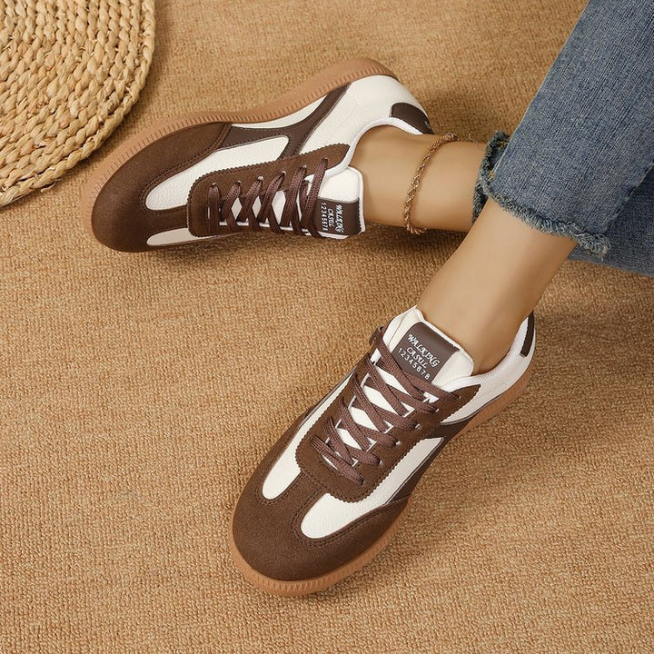 Damen Retro-Plateau-Sneaker mit Wildlederapplikationen und dekorativer Schnallenlasche – Névara