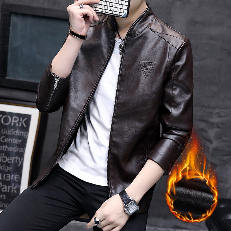 Herren Slim-Fit Kunstleder-Motojacke mit Stehkragen, Zipper-Ärmeln und minimalistischer Logo‑Applikation Echoarchiv