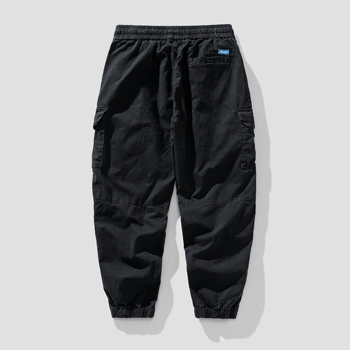 Herren Leichte Canvas-Cargohose im Joggerstil mit elastischem Bund, segmentierten Kniepaneelen und verdeckten Klappentaschen Echo Archiv