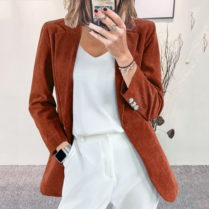 Damen Strukturierter Cord-Blazer mit eleganten Knopfdetails – Valéne