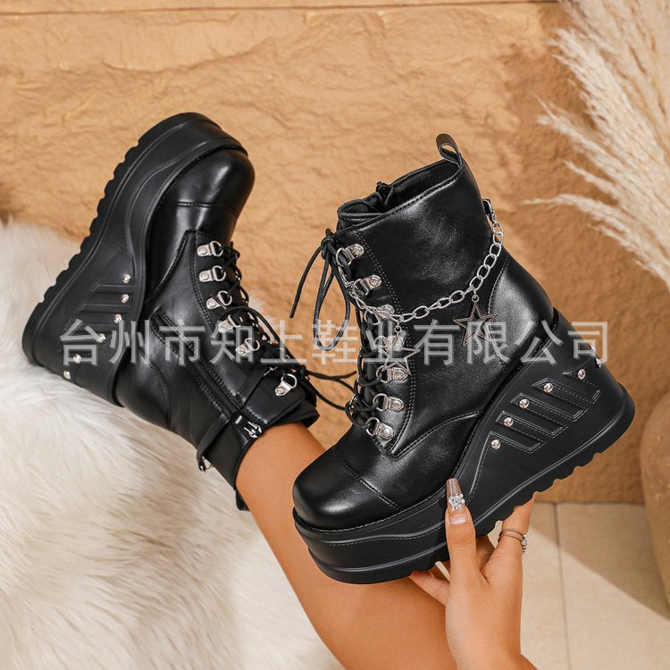 Damen nan Gothic Plateau-Stiefelette mit Schnürung, Ösenriemen und Anhänger-Details Echo Archiv