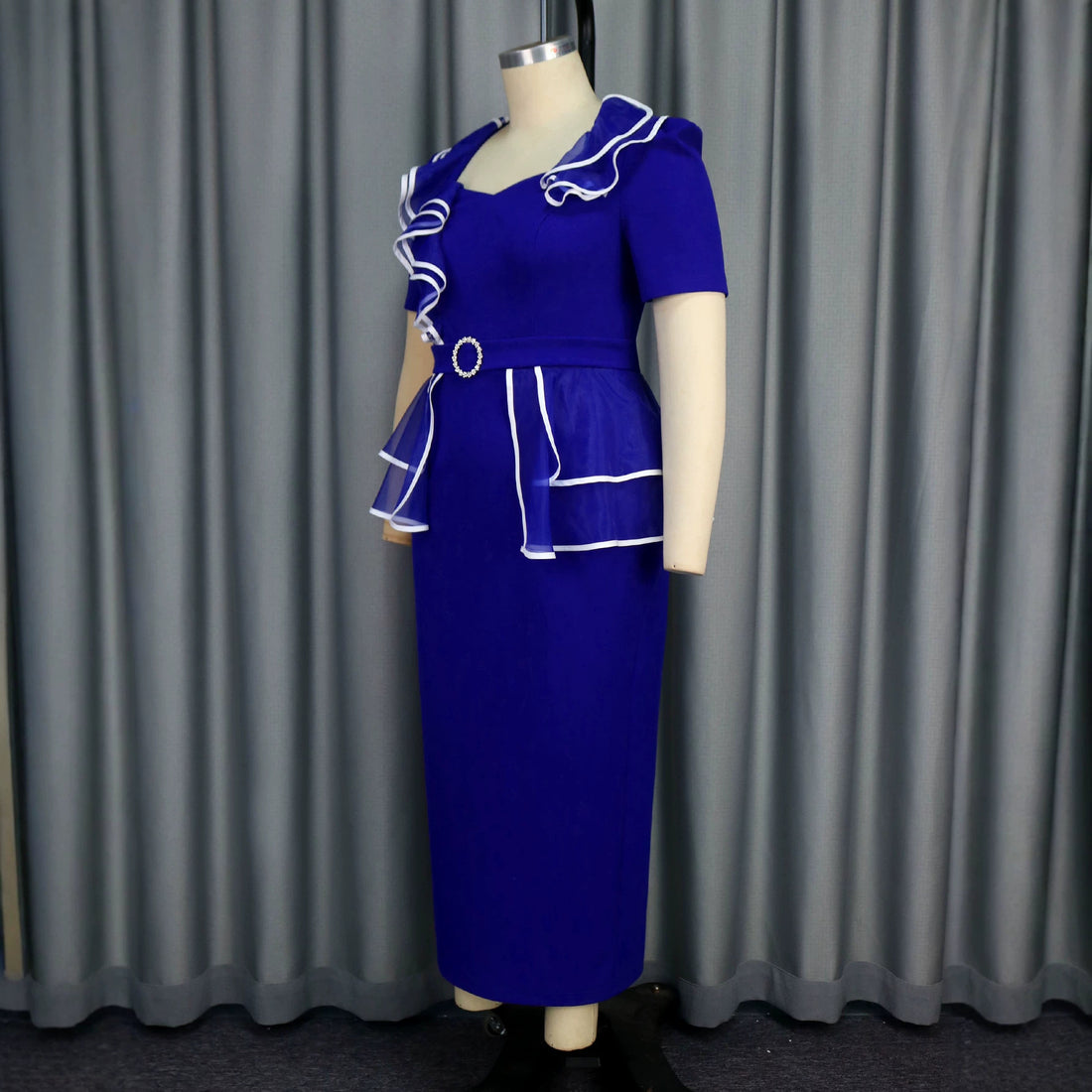 Damen elegantes Midikleid mit Rüschendetails und tailliertem Gürtel – Élara
