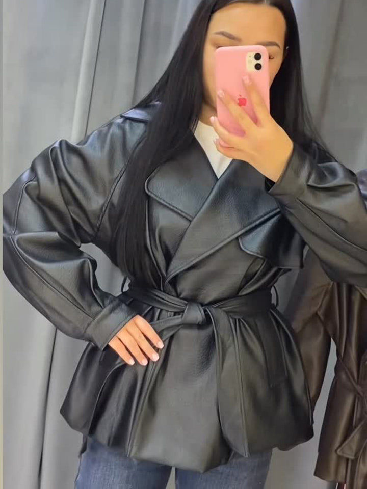 Damen Kurze Kunstleder-Wickeljacke mit Taillengürtel und übergroßem Revers Echoarchiv