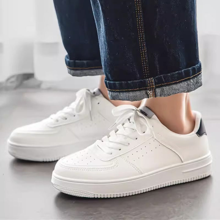 Damen Minimalistische Low-Top Plateau-Sneaker aus veganem Glattleder mit perforierten Details und gepolstertem Komfortfußbett Echoarchiv