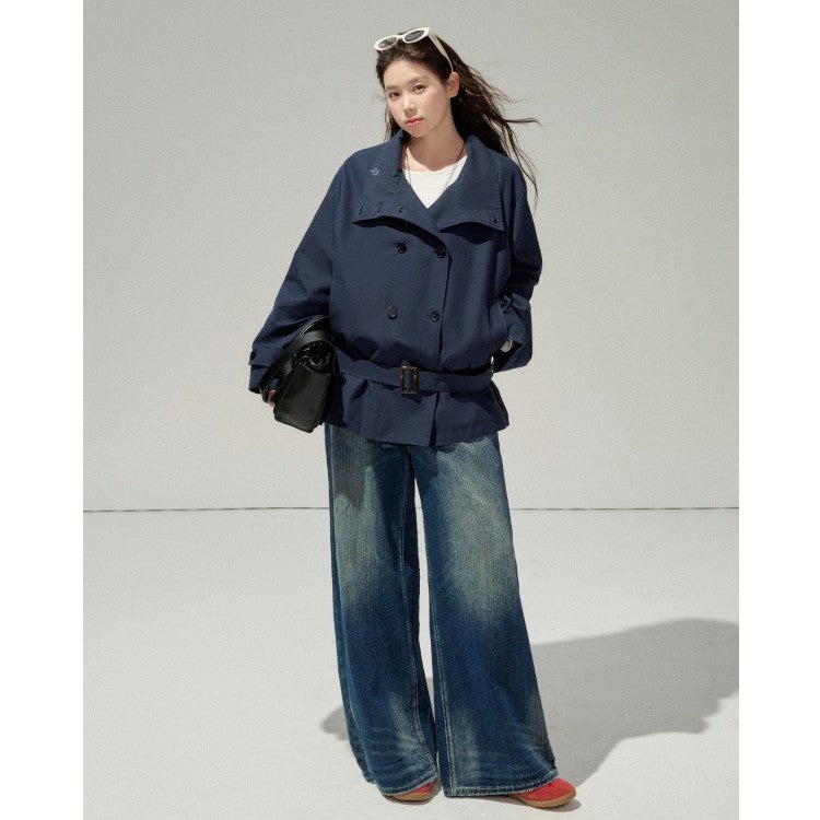 Damen Kurztrenchcoat mit taillierendem Gürtel und doppeltreiher Knopfleiste Echoarchiv