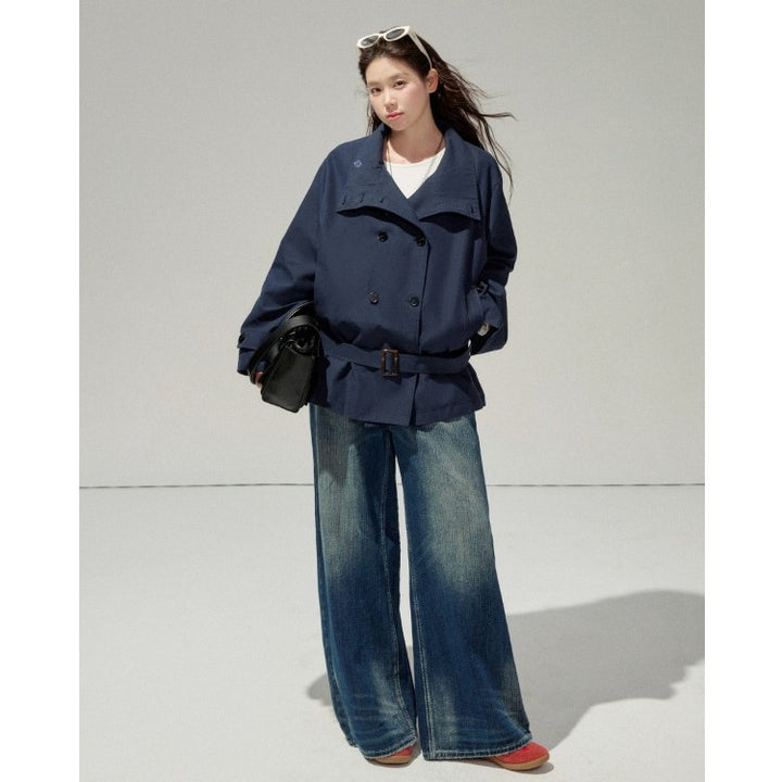 Damen Kurztrenchcoat mit taillierendem Gürtel und doppeltreiher Knopfleiste Echoarchiv