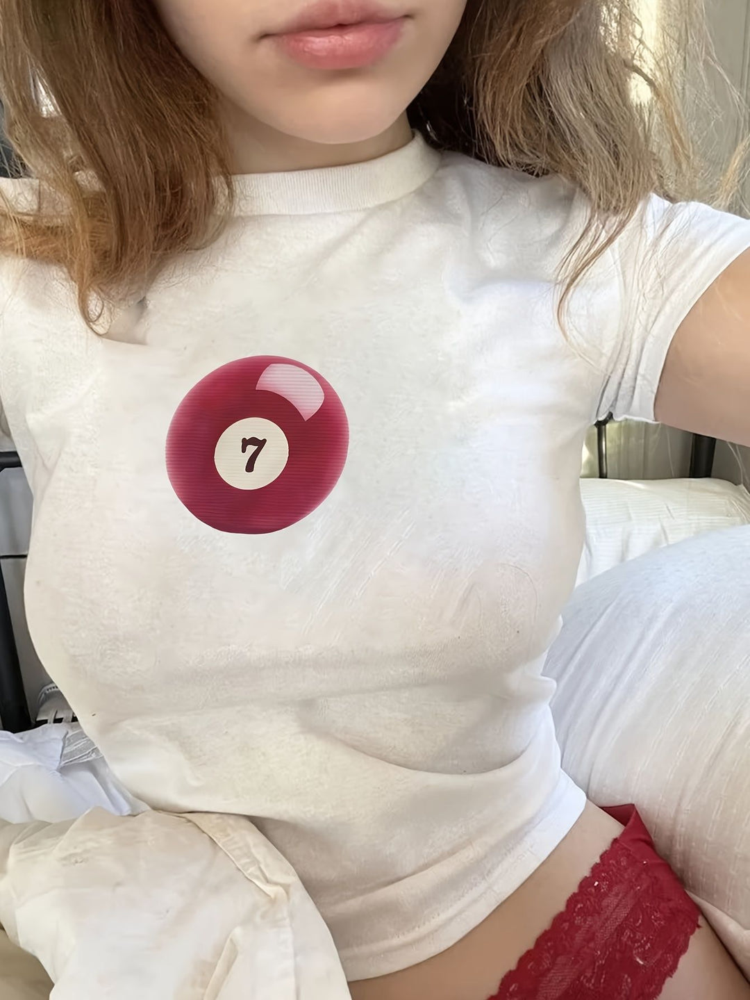 Damen Crop-T-Shirt mit animalistischem Lippenmotiv und auffälligem Schriftzug Echo Archiv