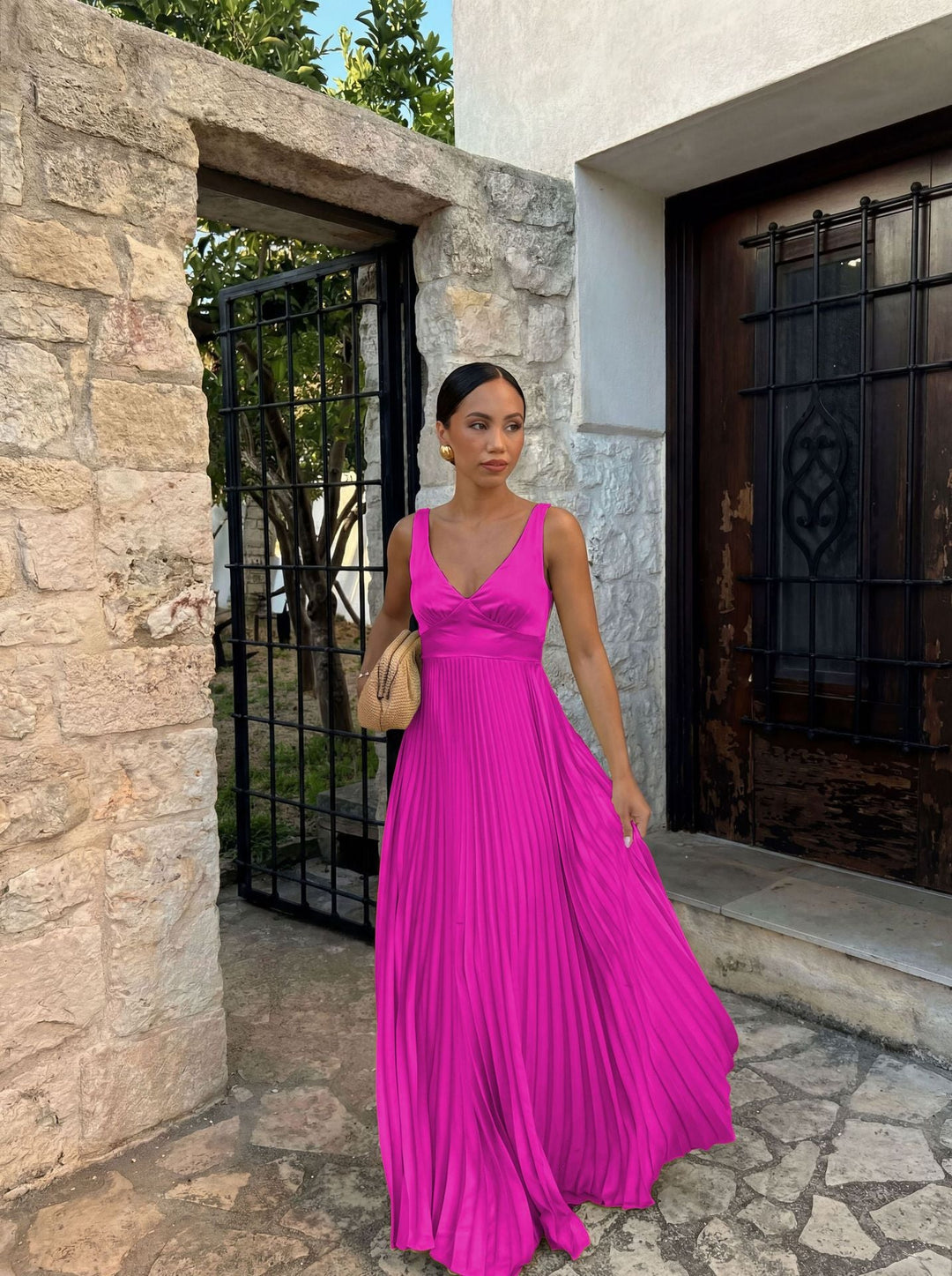 Damen Plisseekleid mit tiefem V-Ausschnitt und eleganter Silhouette Echoarchiv