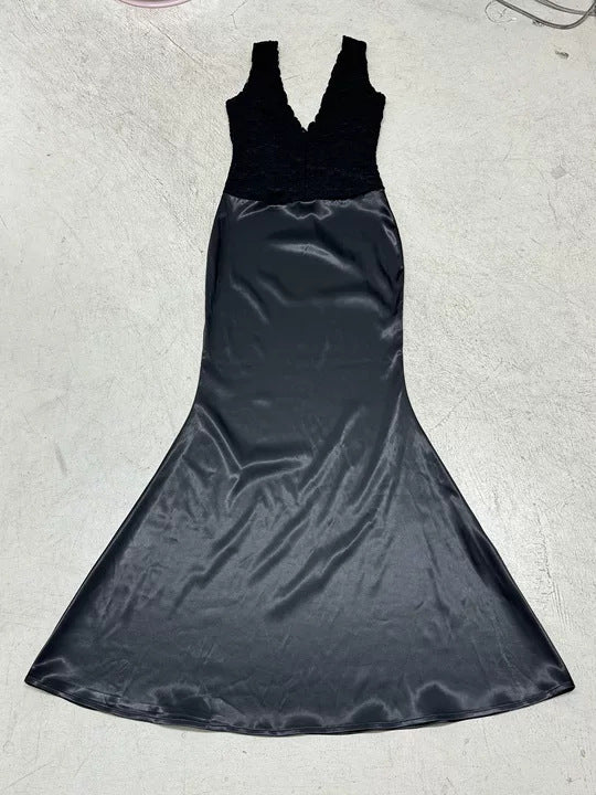 Damen Elegantes Maxikleid mit tiefem V-Ausschnitt und romantischem Spitzenoberteil Echo Archiv