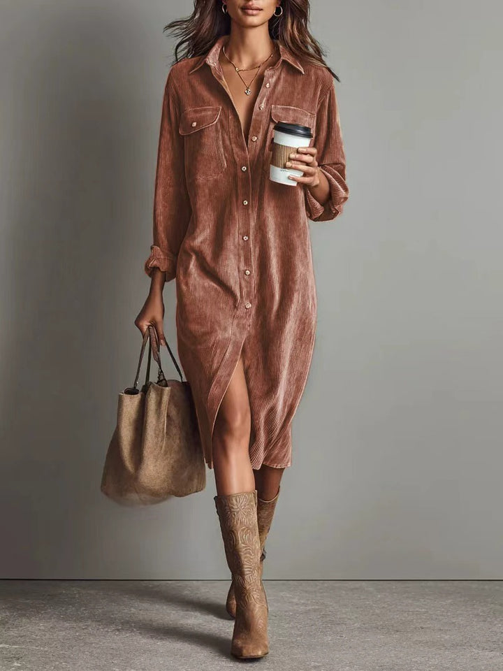 Damen Hemdblusenkleid aus Cord mit Brusttaschen, Knopfleiste und Schlitze Echoarchiv