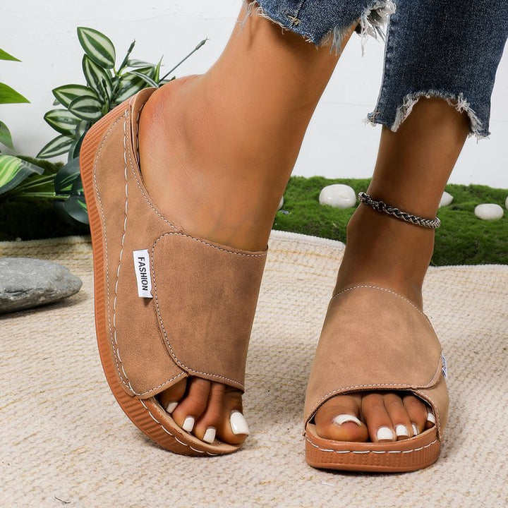 Damen Offene Zehen-Pantoletten mit Soft‑Suede‑Obermaterial, verstellbarem Klettverschluss und dämpfender Keilsohle – Lioré