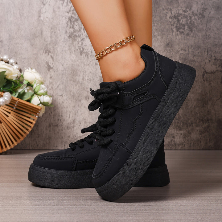 Damen Plateau-Sneaker mit dicker Laufsohle, übergroßen Schnürsenkeln und gepolstertem Knöchelbereich – Névara