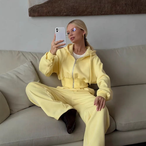 Damen gekürztes Reißverschluss-Hoodie mit Kapuze und hochgeschnittene Relax-Jogginghose mit elastischem Bund – Auréline