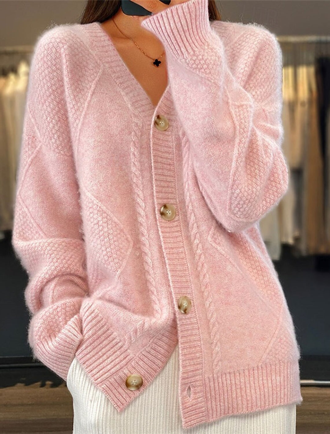 Damen nan Oversize Strickcardigan mit Zopfmuster V-Ausschnitt und Perlmuttknöpfen Echo Archiv