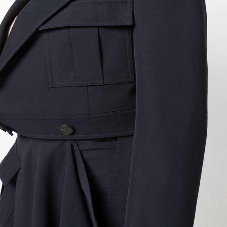Damen Kurzblazer im Tailoring mit aufgesetzten Pattentaschen und markanter Schulterpartie Echoarchiv