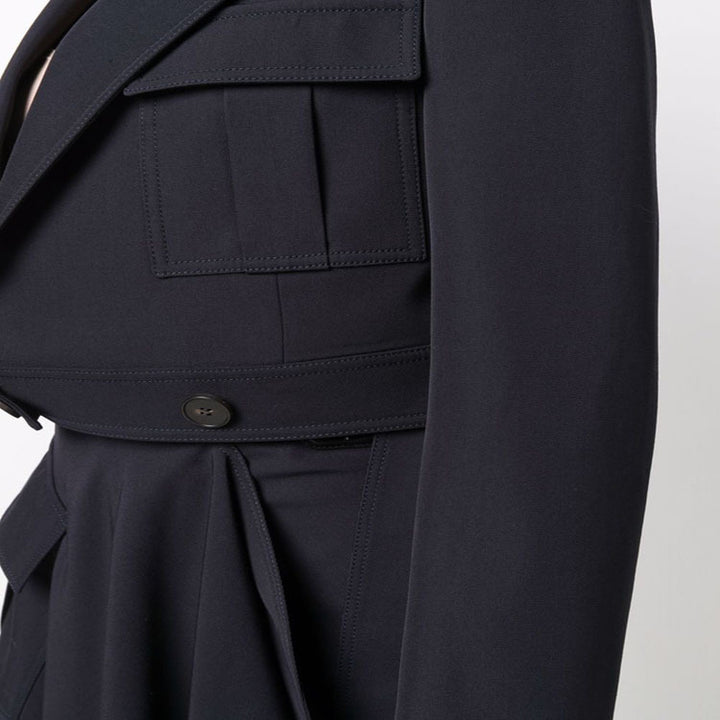 Damen Kurzblazer im Tailoring mit aufgesetzten Pattentaschen und markanter Schulterpartie Echoarchiv