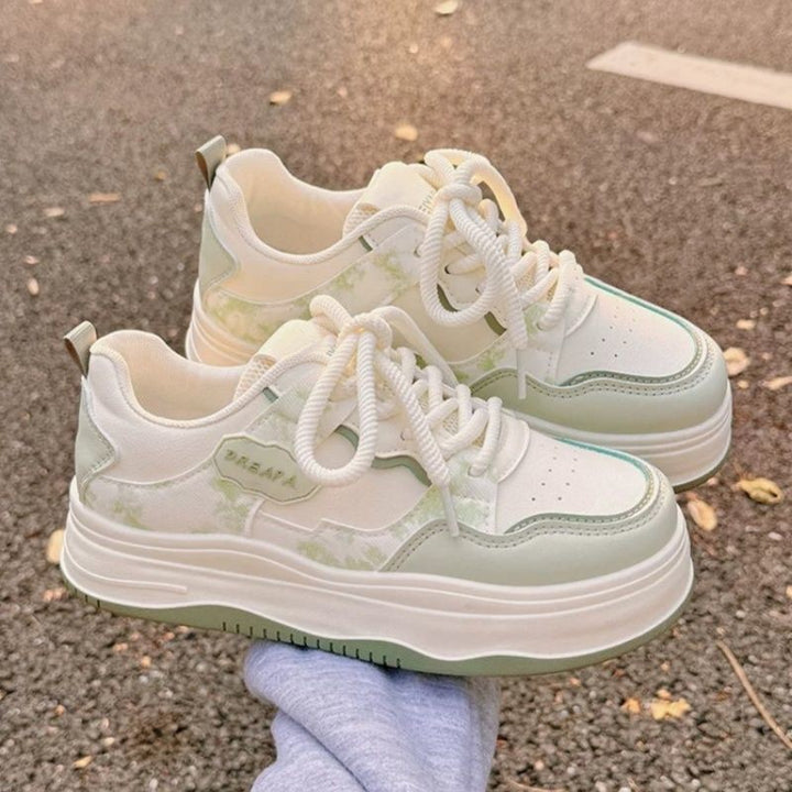 Damen Voluminöser Plateau‑Sneaker im Retro‑Citystil mit dezenter Marmorierung und dämpfender Keilsohle – Névara