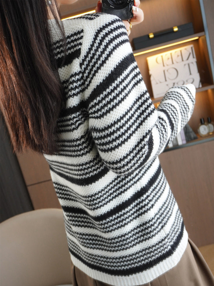 Damen Kuscheliger Streifenpullover aus Mohair‑Optik mit kastiger Passform und Rundhalsausschnitt Echoarchiv