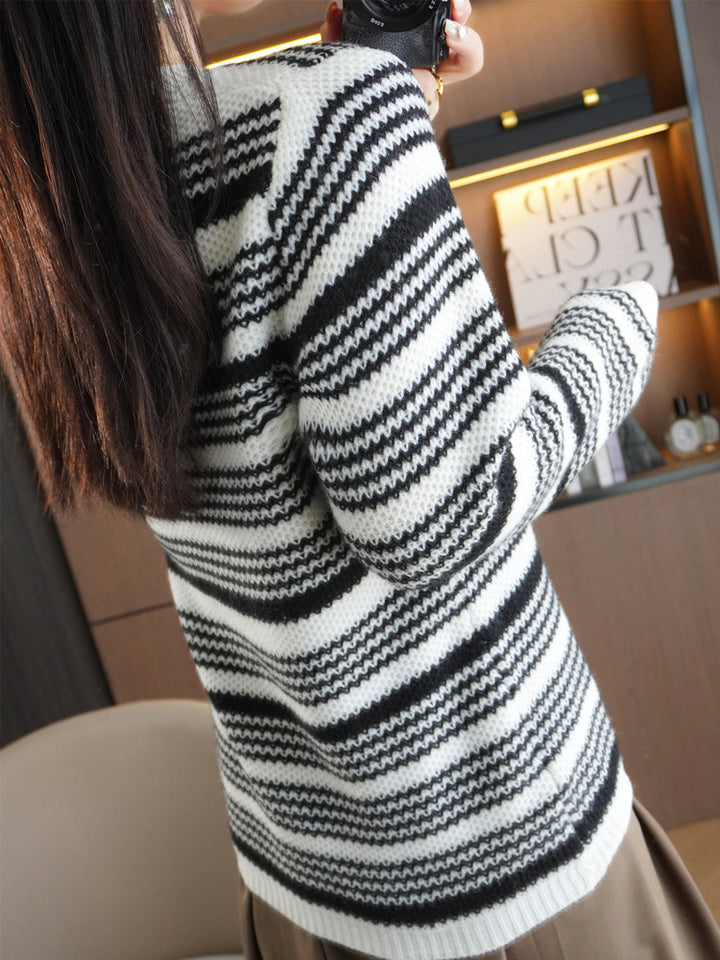Damen Kuscheliger Streifenpullover aus Mohair‑Optik mit kastiger Passform und Rundhalsausschnitt Echoarchiv
