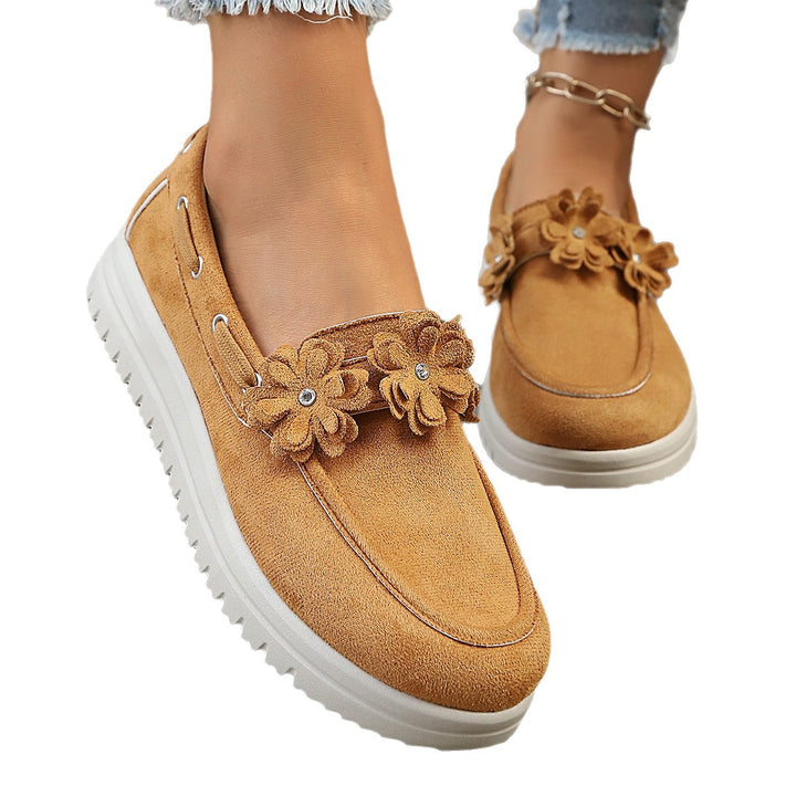 Damen Velours‑Slipper mit Blumenapplikation und profilierter Plateau‑Sohle – Lioré